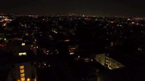 Duże Miasto Nocy Latać Nad Metropolią Płaskim Krajobrazie Domy Dzielnicy — Wideo stockowe