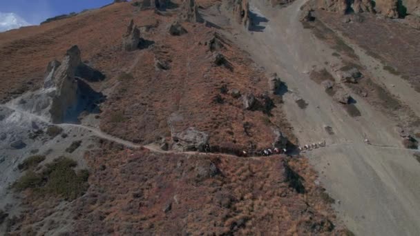 히말라야 산맥에 베이스 캠프를 셰르파와 당나귀를 바라본다 안나푸르나 셰르파 — 비디오