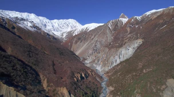 空中暴露ビューヒマラヤ山脈は晴れた夏の日に谷との範囲です 雄大な景色ネパールの川の峡谷と山の峰 — ストック動画