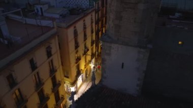 Akşam kentindeki binaların havadan görüntüsü. Tarihi kent ilçesinde aydınlatılmış cadde açığa çıkıyor. Barselona, İspanya.