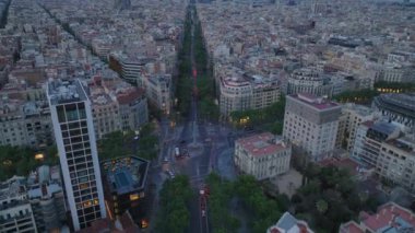 Uzun Obelisco de Barcelona çevresindeki yol kesişimindeki hava görüntüleri. Kavşağın ortasında taş bir anıt. Barselona, İspanya.