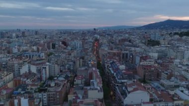 Büyük şehirdeki yerleşim yerlerinde yoğun şehir gelişimi. Alacakaranlıktaki Metropolis 'in hava manzarası. Barselona, İspanya.