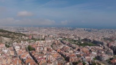 Metropolis 'teki binaların hava panoramik görüntüleri. Şehir merkezindeki çok katlı apartmanlar. Barselona, İspanya.