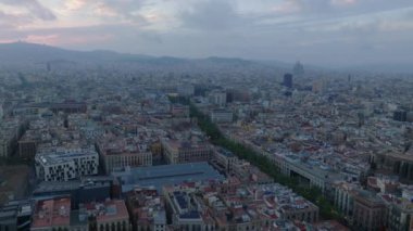 Gün batımından sonra Metropolis 'in hava panoramik görüntüleri. Şehir merkezindeki sokaklar ve binalar. Barselona, İspanya.