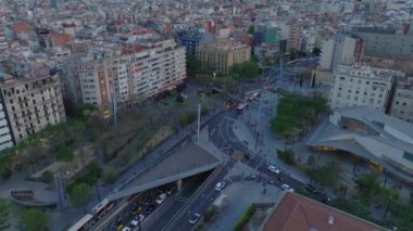 Placa de Lesseps 'teki kavşaktan geçen araçların yüksek açılı görüntüsü. Şehirdeki ulaşım altyapısının modern tasarımı. Barselona, İspanya.