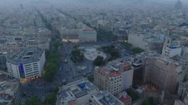 Dreta de l Eixample ilçesinin geniş bulvarlı ve zengin saraylı hava görüntüleri. Akşam karanlığında şehir manzarası. Barselona, İspanya.