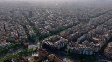 Büyük şehrin hava panoramik görüntüleri. Şehir merkezindeki tipik apartman blokları. Altın saatinde güneş ışığına karşı görüş. Barselona, İspanya.