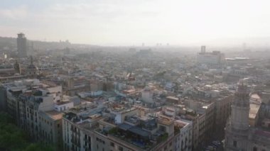 Günışığına karşı tarihi kentsel kentin havadan panoramik manzarası. İleri, Metropolis 'in üzerinden uçar. Barselona, İspanya.