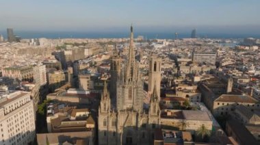 Gotik turist anıtının hava görüntüleri. Barselona Katedrali 'nin yükselen görüntüleri ve alçak güneşle aydınlatılan binalar. Barselona, İspanya.