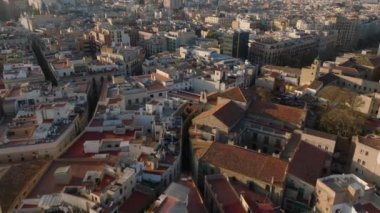 Altın saatinde tarihi şehir merkezindeki binaların yüksek açılı manzarası. Yukarı kaldır ve şehir manzarasını göster. Barselona, İspanya.