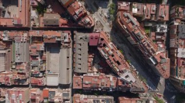 Şehir merkezindeki caddelerin ve binaların aşağı manzarası. Yoğun şehir gelişimi, teraslı evler. Barselona, İspanya.