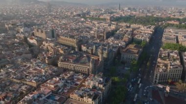 Metropolis 'in tarihi bölgesindeki turistik mekânların altın saatinde havadan panoramik görüntüsü. Barselona, İspanya.