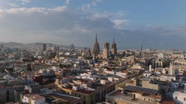 Şehir merkezinin üzerinde, tarihi şehir ilçesinde altın saat uçuyor. Eski katedralin kuleleri. Barselona, İspanya.