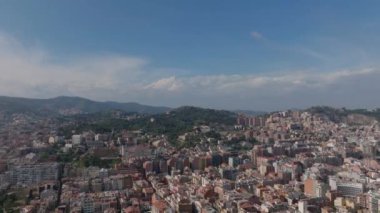 Tepe arazisindeki yerleşim yerinin üzerinden uçuyor. Metropolis 'teki yoğun şehir gelişimi. Barselona, İspanya.
