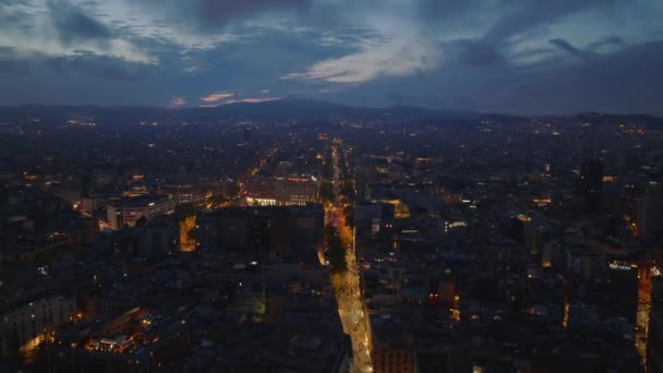 Leć Nad Nocnym Miastem Pejzaż Miejski Oświetlonymi Ulicami Wzgórzami Tle — Wideo stockowe