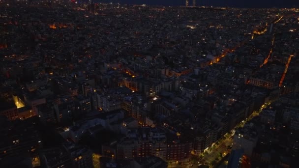 都市部の街路灯の高い角度ビュー 夜の街並みを明らかに傾斜 スペインのバルセロナ — ストック動画