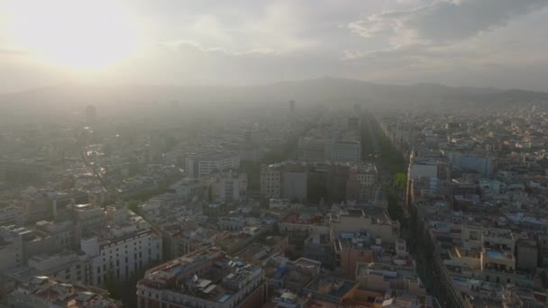 城市居民小区建筑的空中幻灯和平板镜头 夕阳西下的朦胧景色 西班牙巴塞罗那 — 图库视频影像