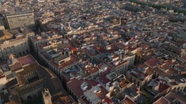 Tarihi kent merkezindeki eski evlerin yüksek açılı manzarası. Yoğun şehir gelişiminin üstüne altın saatte uç. Barselona, İspanya.