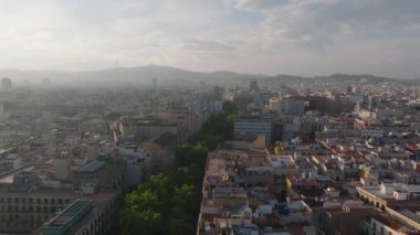Metropolis 'teki yerleşim yerinin hava panoramik manzarası. Büyük şehirde güneş ışığına karşı çok katlı apartmanlar. Barselona, İspanya.