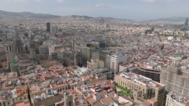 Metropolis 'in hava panoramik görüntüleri. Eski kasabadaki tarihi binalar ve simgeler. Barselona, İspanya.