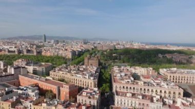Şehir merkezinin hava panoramik manzarası. Tarihi saray ve ağaçlı halk parkı. Metropolis şehri altın saatinde. Barselona, İspanya.