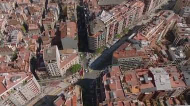 Sokak manzarası şehir merkezindeki yollar ve kavşaklarda işe yarıyor. Çok katlı apartmanlar. Barselona, İspanya.