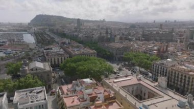 Pla de Palau Meydanı 'nın havadan kayma ve pan görüntüleri. Deniz kıyısında kalabalık bir bulvar ve liman var. Barselona, İspanya.