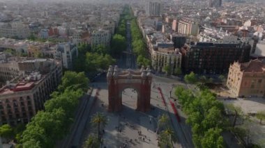 Tarihi Arc de Triomf 'un hava yükselen görüntüleri ve şehir merkezindeki yeşil ağaçlarla kaplı geniş cadde. Barselona, İspanya.