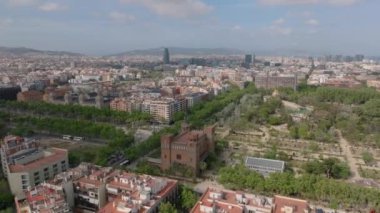 Castell ve Tres Dragons 'un üzerinden uç. Parklı, bahçeli, simgeli ve şehir gelişimli metropol manzarası. Barselona, İspanya.