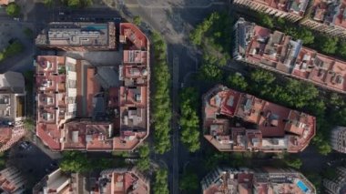 Şehir merkezindeki şehir gelişiminin altın saatinde kuş bakışı görüntüsü. Konut binalarının ve tarihi Ark de Triomf 'un üzerinden uç. Barselona, İspanya.