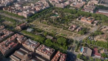 Popüler Parc de la Ciutadella 'nın yüksek açılı görüntüsü. Arkaplanda Sagrada Familia 'nın olduğu şehir manzarasını öne çıkar. Barselona, İspanya.