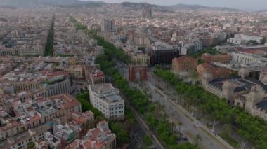 Palmiye ağaçları sıraları, Arc de Triomf simgesi ve geniş bulvarlı bir parkın havadan görünüşü. Metropolis şehir manzarası. Barselona, İspanya.