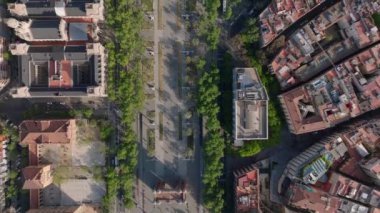 Passeig de Lluis Şirketleri 'nin parkının ve etrafındaki binaların kamera kayıtları. Barselona, İspanya.