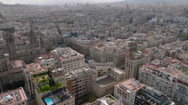 Şehir merkezindeki sarayların ve çok katlı binaların yüksek açılı görüntüsü. Çatısı teraslı lüks daireler. Barselona, İspanya.