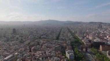 İleri uçuşu Metropolis 'in altın saatinde. Kasaba gelişiminin panoramik görüntüsü. Yeşil ağaçlarla kaplı uzun düz sokaklar. Barselona, İspanya.
