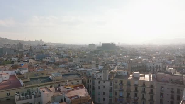 Repüljön Apartmanházak Felett Történelmi Negyedben Sűrű Városfejlesztés Napsütés Ellen Barcelona — Stock videók