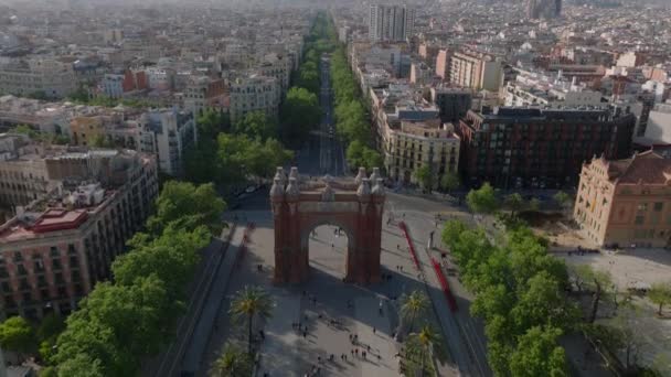 Tarihi Arc Triomf Hava Yükselen Görüntüleri Şehir Merkezindeki Yeşil Ağaçlarla — Stok video