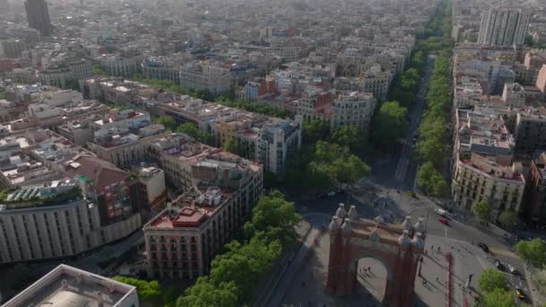 人気の観光名所アルク トリオフの空中映像 木々や周辺の町の開発と広い通り スペインのバルセロナ — ストック動画