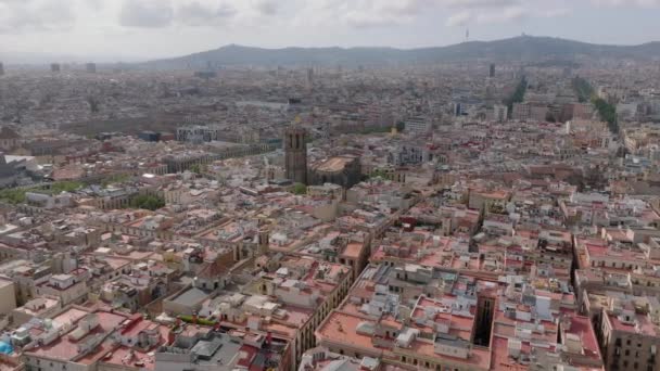 大都市の空中パノラマビュー 歴史的な家 ランドマークや密な牽引開発 スペインのバルセロナ — ストック動画