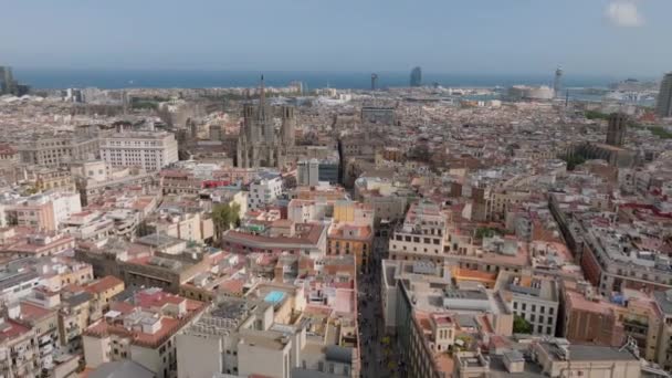 城市历史中心的空中景观 在巴塞罗那令人印象深刻的哥特式大教堂周围飞行 西班牙巴塞罗那 — 图库视频影像