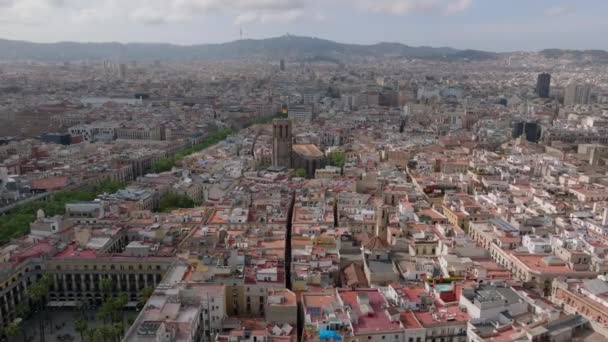 都市のボロ 旧市街の歴史的な建物の空中映画の映像 ゴシック様式の教会の塔が周囲の家に突き出た スペインのバルセロナ — ストック動画