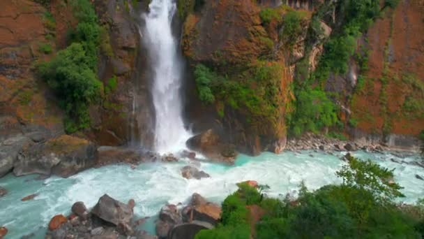 Luchtopname Chyamche Waterval Omgeven Door Groene Heuvels Annapurna Circuit Trek — Stockvideo