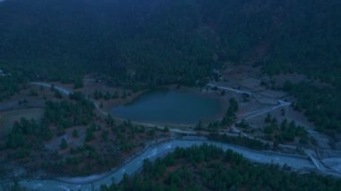 Havadan panoramik manzara yeşil Pisang gölü Gandaki, Nepal 'de ormanlarla çevrili. Aşağı Pisang Panoraması. Annapurna gezintisi. Gandaki 