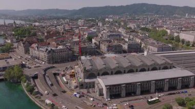 Hauptbahnhof 'un tarihi binasının ve etrafındaki sokakların havadan görünüşü. Araçlar ve tramvaylar kavşaklardan geçiyor. Zürih, İsviçre.