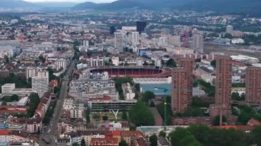 Letzigrund futbolu ve spor stadyumunun kentteki apartmanlarla çevrili kaydırak ve pan-shot 'ı. Zürih, İsviçre.