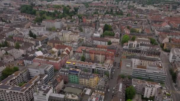 通りに囲まれたアパートハウスの不規則なブロックの高い角度の眺め その後 都市の上空を飛びます チューリッヒ スイス — ストック動画