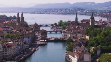 Büyük göldeki eski kasabadan akan nehrin inanılmaz hava görüntüleri. Şehirdeki manzaralar ve turistik yerler. Zürih, İsviçre.