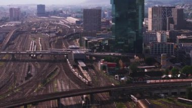 Şehirdeki ulaşım altyapısının havadan yükselen görüntüleri. Köprüde yoğun demiryolu sistemi ve karayolu trafiği var. Zürih, İsviçre.