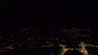 Geceleri şehrin havadan panoramik görüntüsü. Şehir merkezindeki sokaklar ve binalar. Zürih, İsviçre.