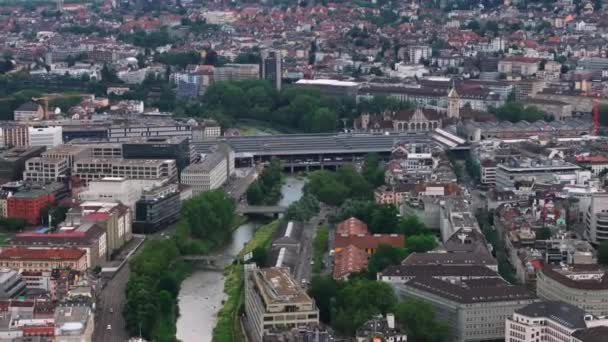 都市エリアの航空写真 町を流れる川を渡る橋の上の主要鉄道駅の屋根付きプラットホーム チューリッヒ スイス — ストック動画